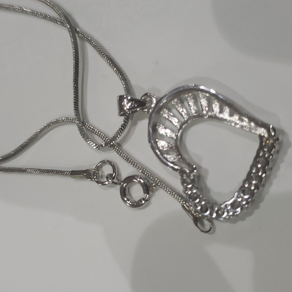 Necklace 🤍 - Picture 3 of 4